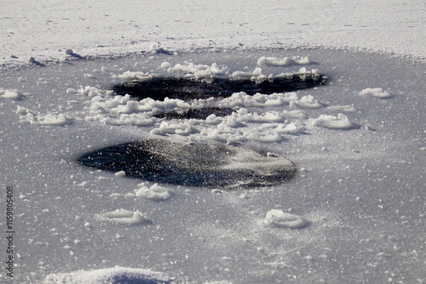 Obraz Eisloch im Winter in einem See