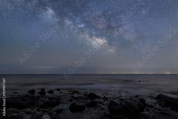 Fototapeta 能登半島の海岸の岩場と水平線から望む天の川