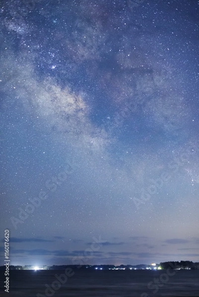 Fototapeta 能登半島の海辺から望む天の川の縦画像
