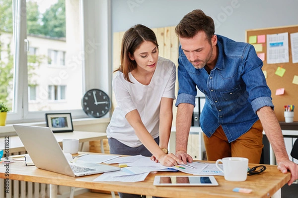 Fototapeta Zajęty para pracuje w biurze razem robić interesy