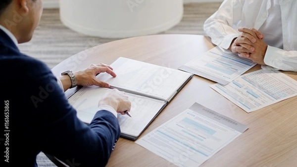 Obraz ビジネスマンに営業を受ける高齢者	