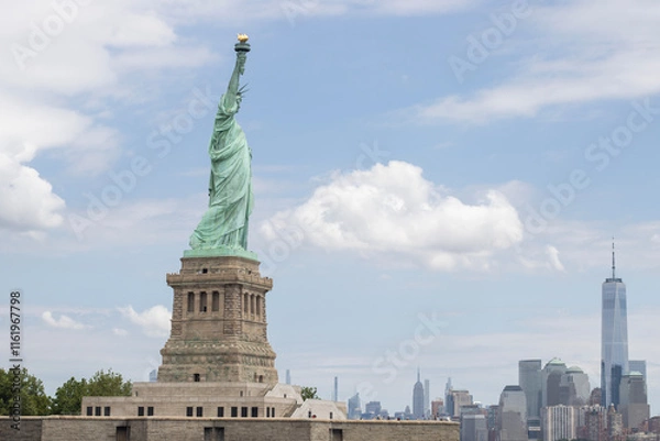 Obraz The Statue of Liberty on the Liberty Island in New York with the Manhattan skyline in the background.