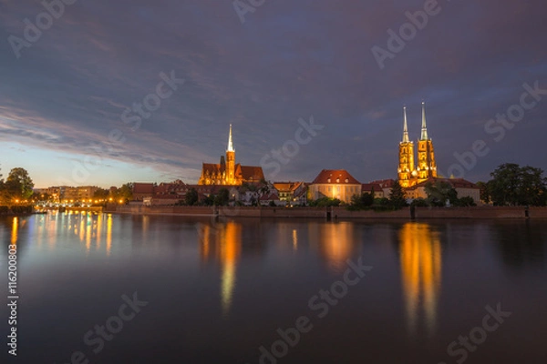 Fototapeta Wrocław /wieczorny zachód słońca w historycznej części miasta, widok zza rzeki Odry