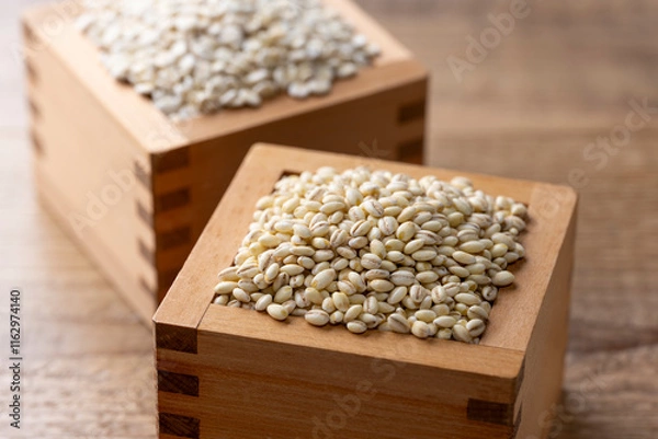 Obraz 木の升に盛られたもち麦と押し麦