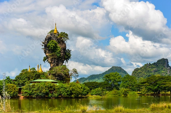 Obraz Kyauk Ka Lat Pagoda, it is near Hpa-an, the capital of the Kayin-State, Myanmar. It is a popular travel destination, a rock like a needle.