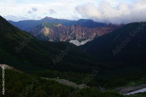 Fototapeta 鷲羽岳　三俣山荘　キャンプ場　山小屋　日暮れ　夕方　日没　夕焼け　月