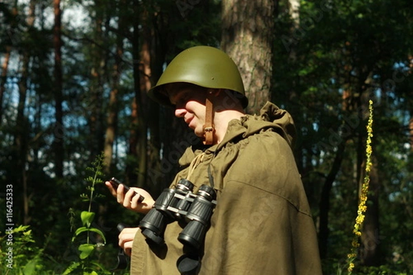 Fototapeta Военный разведчик в летнем лесу 