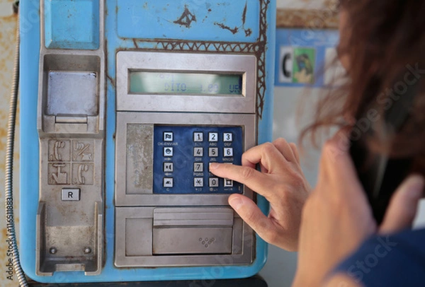 Obraz kobieta dzwoniąca w budce telefonicznej