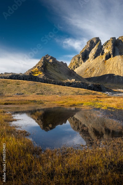 Obraz Mountain Reflection in a Tranquil Icelandic Meadow