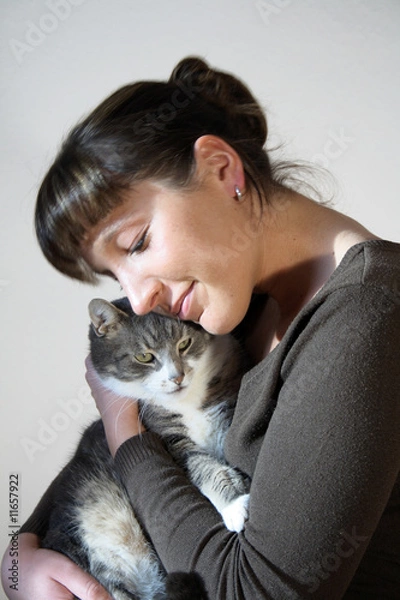 Obraz junge frau schmust mit katze