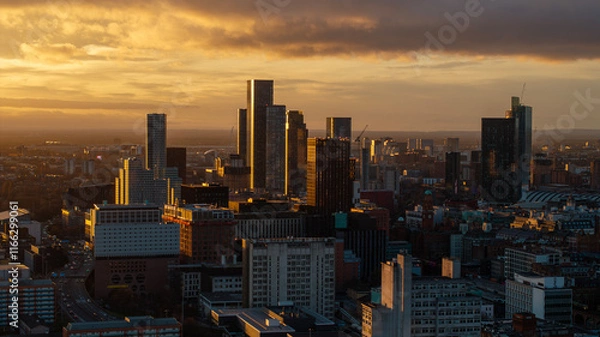 Obraz The golden hour highlights the stunning cityscape of Manchester, as the low sun creates a beautiful interplay of light and shadows on the buildings.
