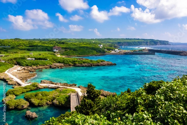 Fototapeta 宮古島のイムギャーマリンガーデン展望台から見た、青い海と空の広がる風景