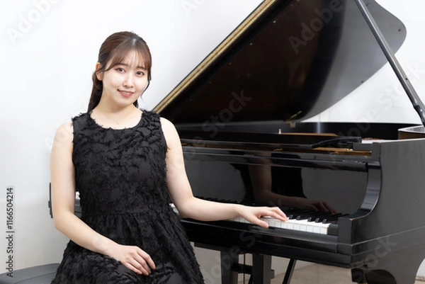 Fototapeta 美しい日本人女性ピアニスト