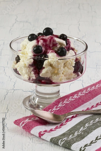 Obraz Cottage cheese with sour cream and black currant