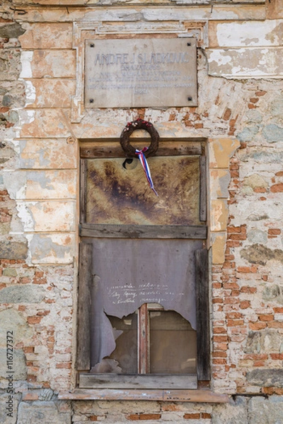 Fototapeta Old window on dilapidated school