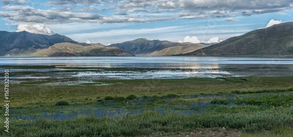 Obraz Beautiful tibetan landscape beetwen Samding Monastery on Yamdrok Lake, Tibet