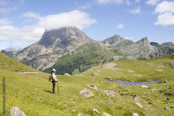 Fototapeta woman in front of a lake in the middle of the mountains in France