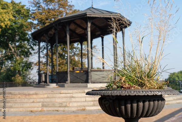 Fototapeta Upper terrace of Saint Volodymyr Hill Park in Kyiv, Ukraine. Bronze gazebo and flower pots are details of the beautiful park in the greenest capital in Europe. 