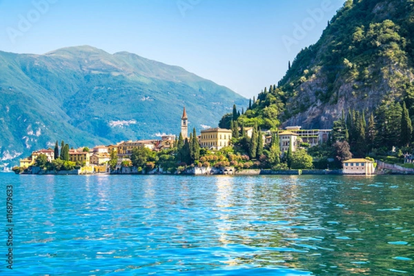 Fototapeta Varenna to jedno z miasteczek nad jeziorem Como we Włoszech