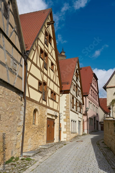 Obraz Gasse mit historischen Fachwerkhäusern in der Altstadt von Rothenburg ob der Tauber in der Region Franken in Deutschland