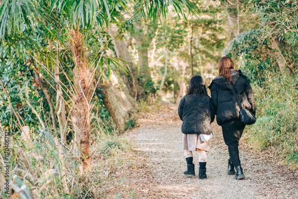 Fototapeta 冬の森の中を歩くお母さんと子供