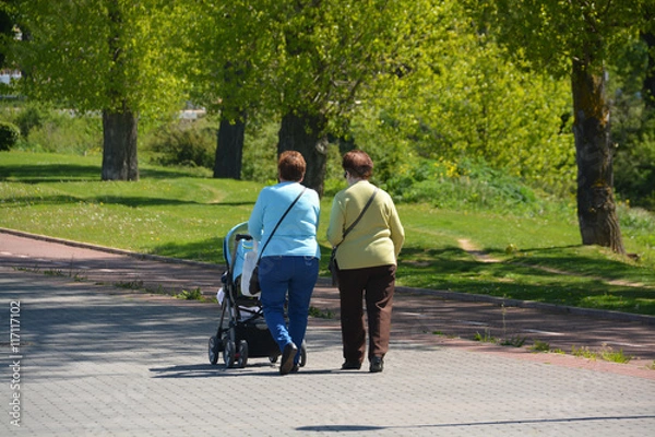 Obraz abuela paseando a su nieto