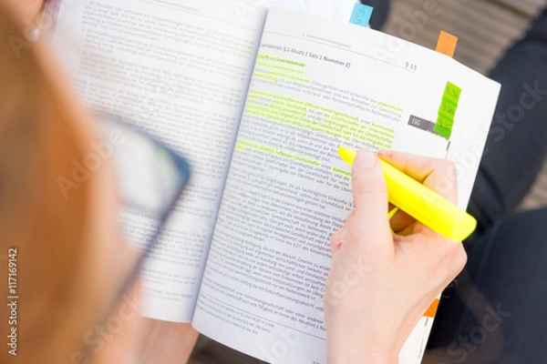 Fototapeta schüler markiert textausschnitte