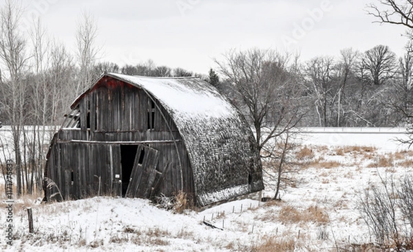 Obraz weathered old wood barn in the winter snow