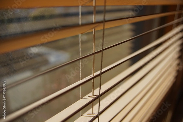 Obraz 明るい日差しが差し込む明るい窓辺とブラインド