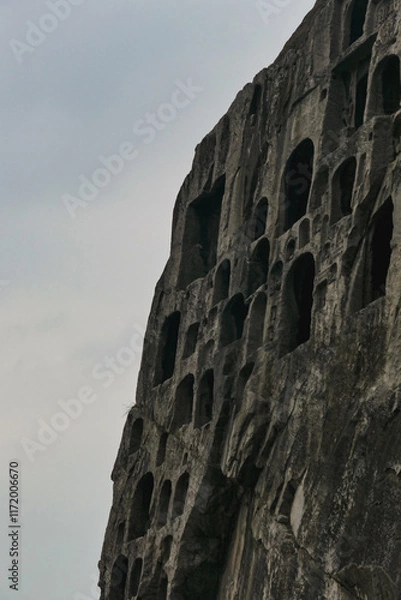 Fototapeta 中国洛陽にある龍門石窟、大規模な仏教彫刻と灯りが彩る歴史的遺産