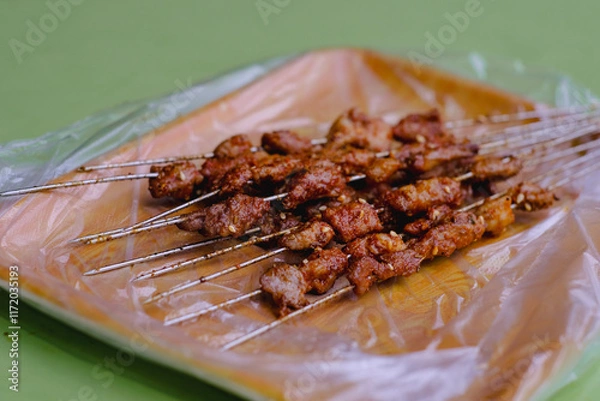 Fototapeta 中国屋台の名物料理、スパイスが効いた羊肉の串焼き