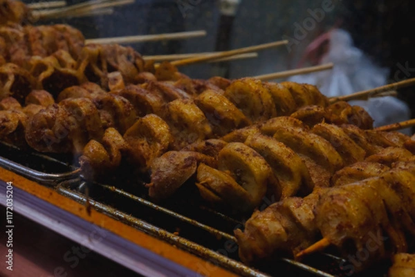 Fototapeta 中国屋台の香ばしく焼き上げられた串焼き、スパイス香る本場のストリートフード