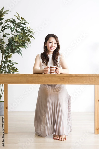 Fototapeta 部屋でくつろぐ女性