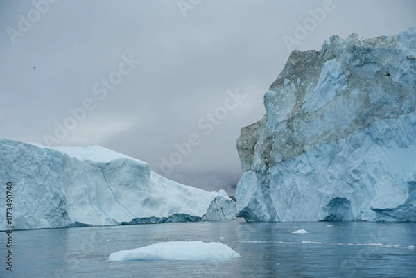 Fototapeta Große Eisberge und Gletscher in Grönland bei Ilulissat in der Diskobucht