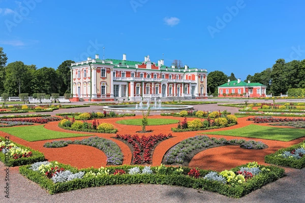 Obraz Pałac Kadriorg i ogród kwiatowy z fontannami w Tallinie w Estonii. Kadriorg Palace to Petrine Barok Palace zbudowany dla Katarzyny I z Rosji przez Piotra Wielkiego w latach 1718-1727.