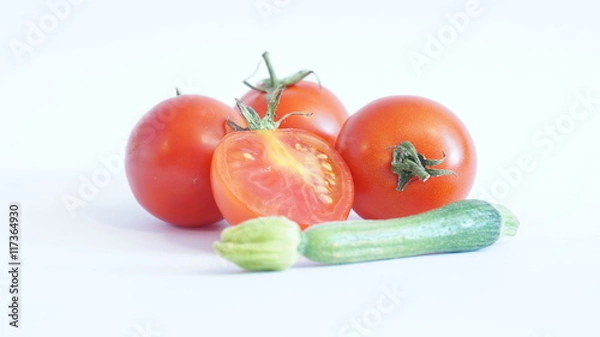 Fototapeta Крассные помидоры и цукини изолированы на белом фоне