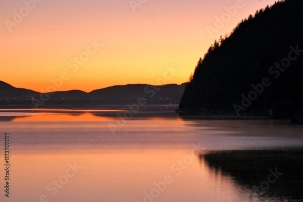 Obraz Coucher de soleil sur le lac de Joux en Suisse.