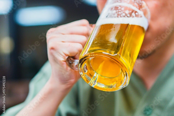 Obraz ジョッキでビールを飲む男性の手元