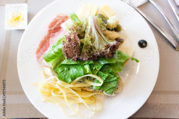 Fototapeta Salad vegatable with spaghetti pasta in white disk