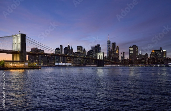 Obraz widok na Brooklyn Bridge i Manhattan , NYC, drapacze chmur odbijające się w wodzie