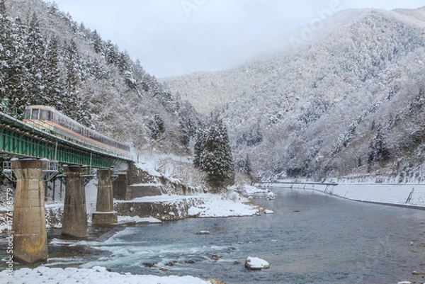 Obraz 雪に覆われた第13宮川橋梁を雪煙を上げて駆け抜ける高山本線