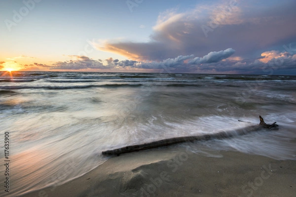 Fototapeta Piękny,dynamiczny pejzaż morski,wieczorna burza,fale wlewające się na plażę
