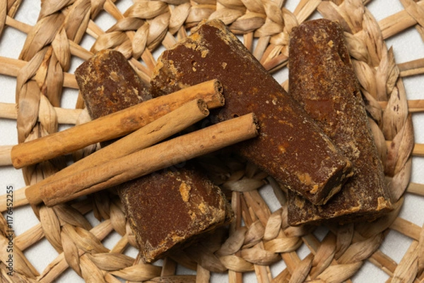 Obraz Ingredientes para atole de masa con chocolate, bebida tradicional mexicana de maíz, piloncillo y canela. 