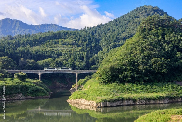 Fototapeta 岩手県・錦秋湖の天ケ瀬橋を北上線の気動車が走る