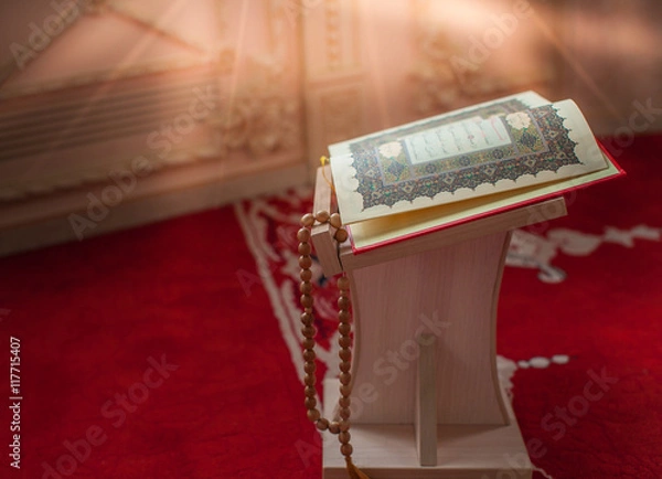 Obraz Священная для мусульман  книга  - Коран , на подставке.