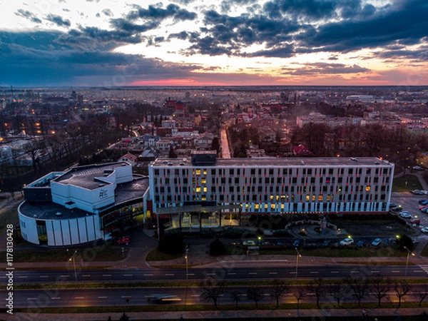 Obraz Widok na dzielnicę Podwale w Lesznie, na pierwszym planie Akademia Nauk Stosowanych, czyli ANS, dawny PWSZ