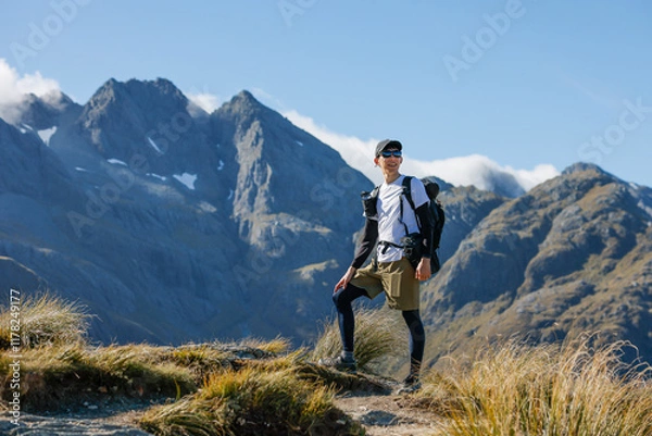 Fototapeta ルートバーントラックを歩く男性
