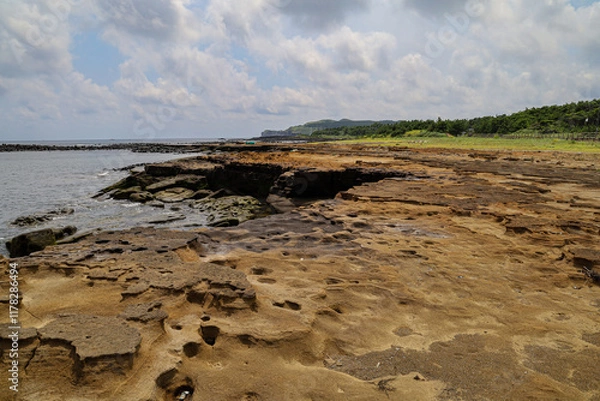 Fototapeta 해안가에서 바라보는 바다 풍경 제주 서귀포시 대정읍 상모리 사람발자국과 동물발자국 화석 산지