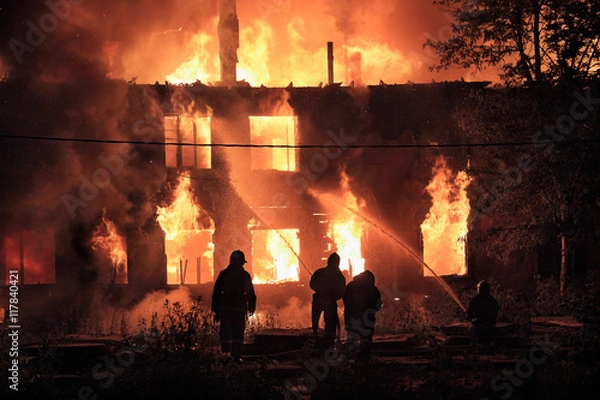 Fototapeta sylwetki strażaków na tle pożaru