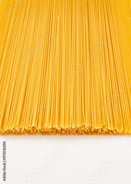 Obraz 白いバックの上に乾燥パスタ